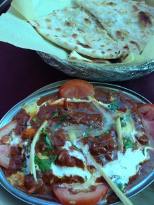 Paneer (tipo queijo minas) afogado em algum molho bem temperado e roti, o pão básico aqui.