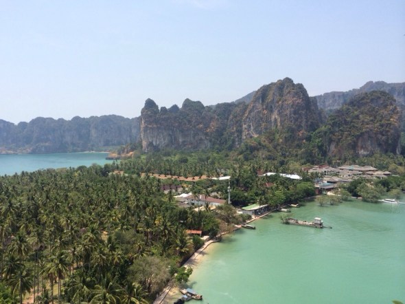 Vista de Railay East e West depois de uma suada escalada usando cordas