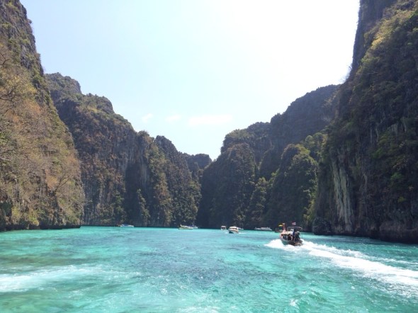 Barcos peixes-juninos na deslumbrante Baía Pih-Leh